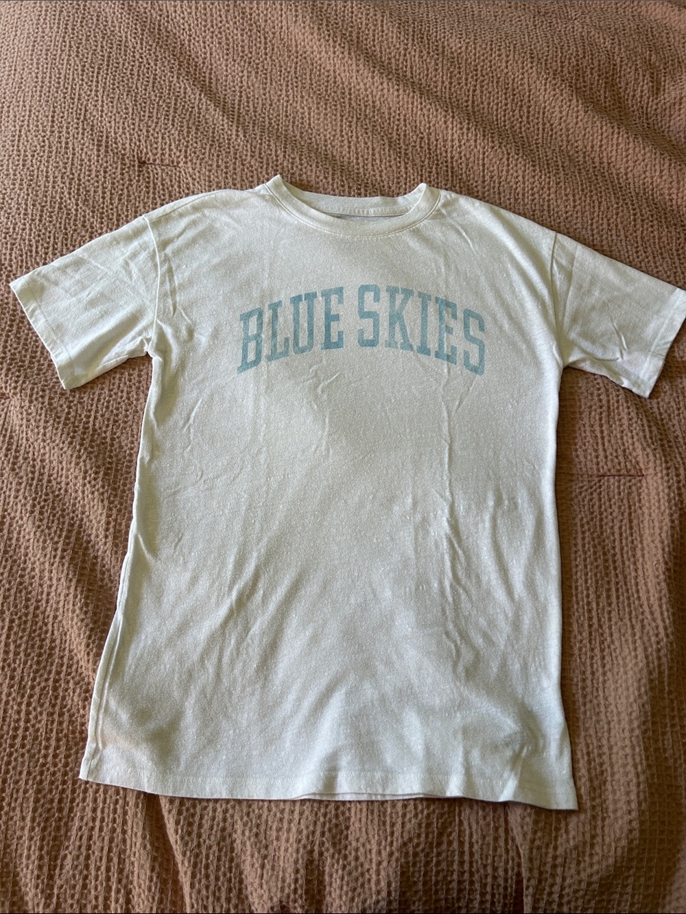 Gap Teen Blue Skies Graphic Tee in Light Cream with Pale Blue Print